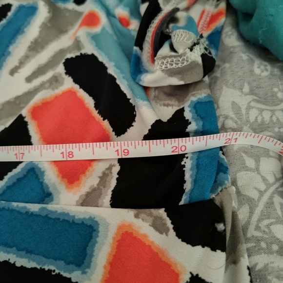 Daisy Fuentes blouse, 2xl, coral, black, teal, and grey - Picture 6 of 7